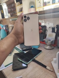 ١١ برو • ٢٥٦ • هزة كاميرا