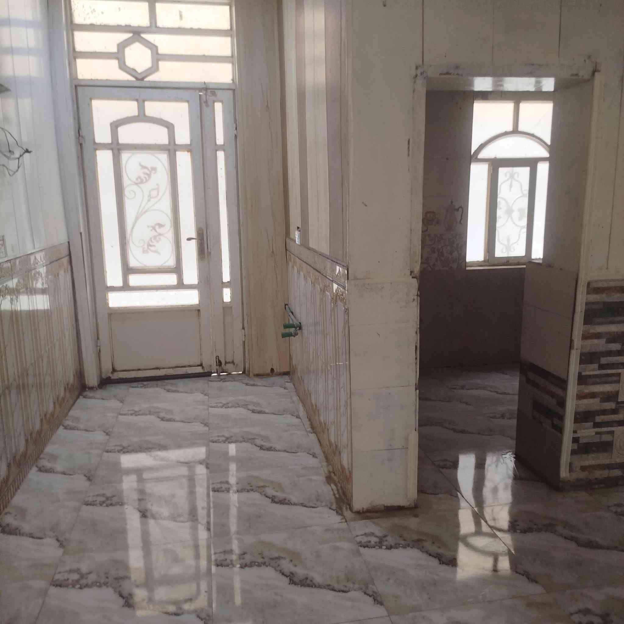 بيت للبيع المساحة 300م
العنوان طهمازية قرب مركز شرطة سيف سعد على الروائي الكبير يبعد عن الشارع العام 200م
يحتوي البيت على غرفتين نوم ومطبخ وكليدور واستقبال وصحيات داخلية وخارجية وحديقة وكراج سيارة 
للاستفسار الاتصال على الرقم ***********
