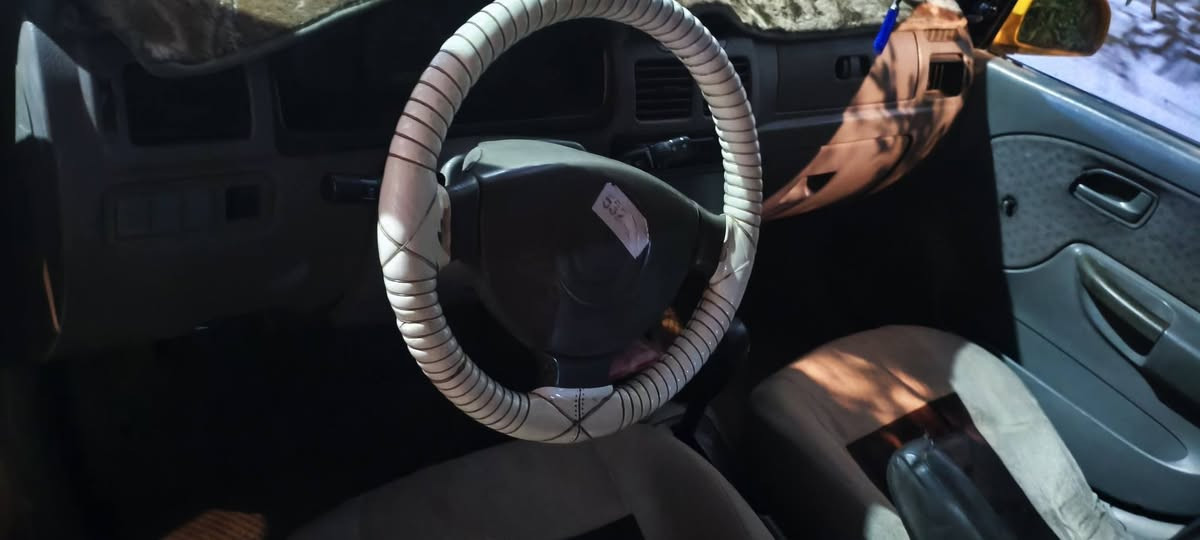 سلام عليكم سياره جديده جديده كيه موديل 2003 كير محرك اوتوماتيك تدف شغاله دفتر بانزين بيها هيه غرامات امصفره رقم بغداد سياره حلوه مال جناي السعر35وبيه مجال لاستفسار ***********
