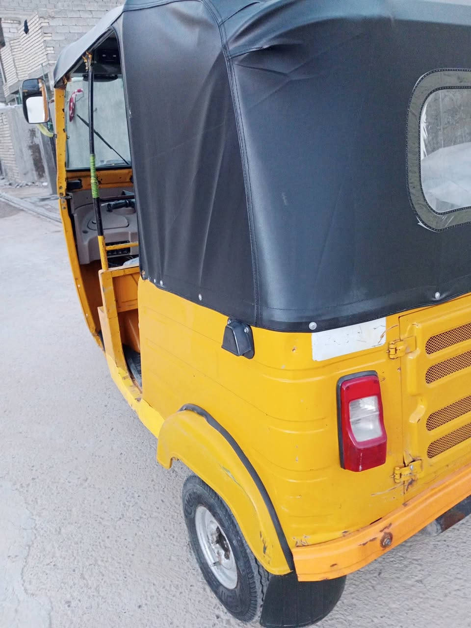 السلام عليكم تكتك للبيع موديل 2019رقم وسنويه تحويل ثاني يوم تكتك خير من الله بيه صبغ بس الغود مكينه وتراي حلو مكاني بغداد حي نصر ***********السعر خابر
