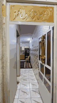 السلام عليكم دار للبيع في شارع الوزراء المساحة 50متر 
يوجد ماء كهرباء تبليط قريب من الشارع التفاصيل بل فيديو رقم الموبايل ***********
