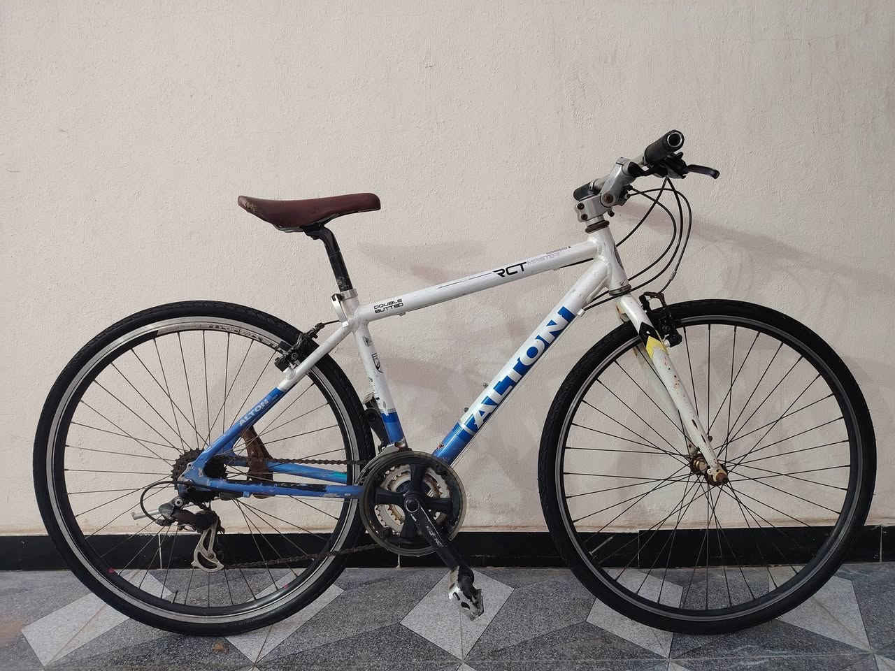 السلام عليكم      *********** 
بايسكل  C700
الماركة : Alton
الصناعة : كورية
نوع المعدن : ألمنيوم 
الحجم: 27
ويلات ألمنيوم 
الخلفي 7 نمر 
الأمامي 3 
السعر 100 ألف
العنوان بغداد المشتل المعلمين
