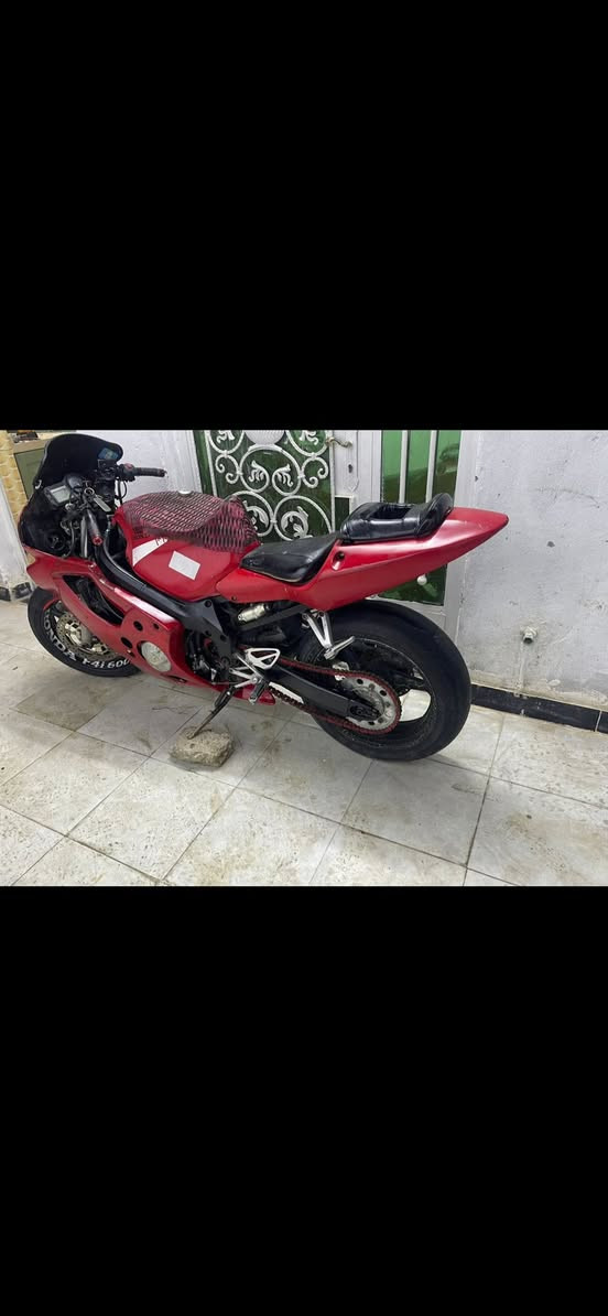 طح f4i للبيع
بطحf4i للبيع 2004 المحرك 600cc 
الدراجة قبل فترة جانت تشتغل هسة كاما ماتشتغل طافية ماعرف شنو خللها كهربائيات او محرك ماعرف صراحة ماعندي وقت اوديها انا ابيعها كوم حديد
السعر 10 وبي مجال او مراوس بدراجة بوكسر
الرقم للاستفسار ***********
