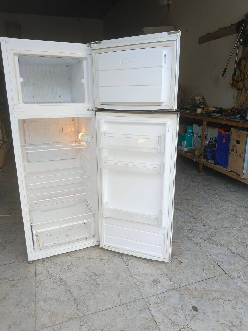 ثلاجة10قدم نضافة90٪ 135الف 
هاتف***********
