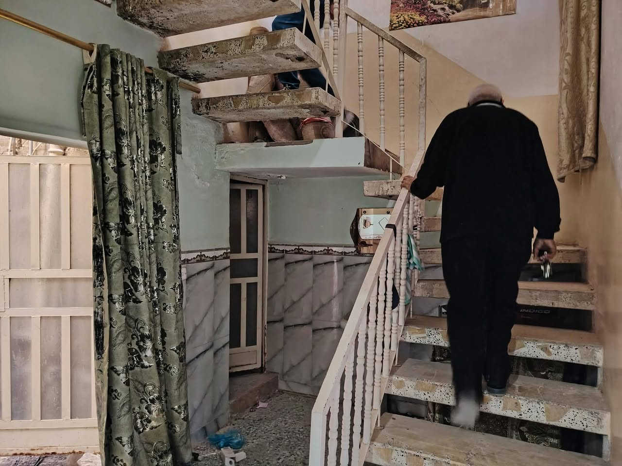 مشتمل طابقين للبيع طابو صرف مساحه 80م مربع على ساحة عنوانه حي العسكري شارع 80 ثاني فرع عن الشارع العام السعر 74وبي مجال للاستفسار الاتصال ***********
***********
