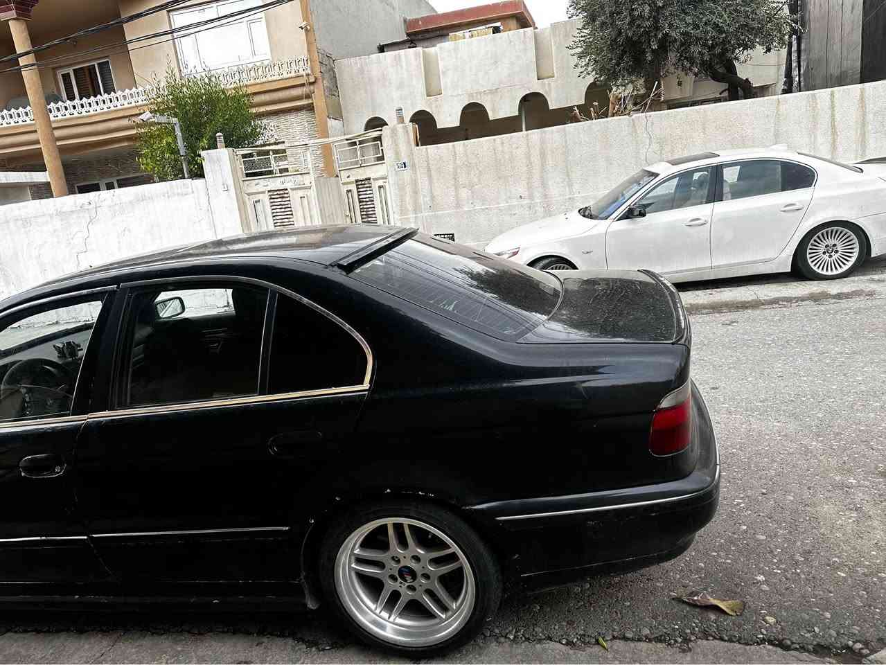 ( بەناوی خودا) بیئێم سەقەر مۆدیل (١٩٩٦)
پشتو پێش کەپس 
گێر مەکینە بەشەرتی ١٠ وەستا 
تەبرید گەرمی بەشەرت 
سلایتە بەس سلایت مەزبوت نیە
مەکینە ٢٨ 
گێر تۆماتیک سپۆرت عادی تەپەی گێریشی نیە 
سیستەم گزۆزی بۆ بەستراوە 
ئایپاد کامیرا بۆ بەستراوە 
تەقەو رەقەی نیە 
پاتری نویە پێشو پشتم تازە توند کردیتەوە 
سەماعەکانی زۆر بەقۆتە 
سەیارەکە تا بلێی بەقەوەتە  
مەسرەفی تێدانیە تەنها سایەقەکی دەوی 
مالی فەقیرە( ***********)
*********** أربيل, العراق
