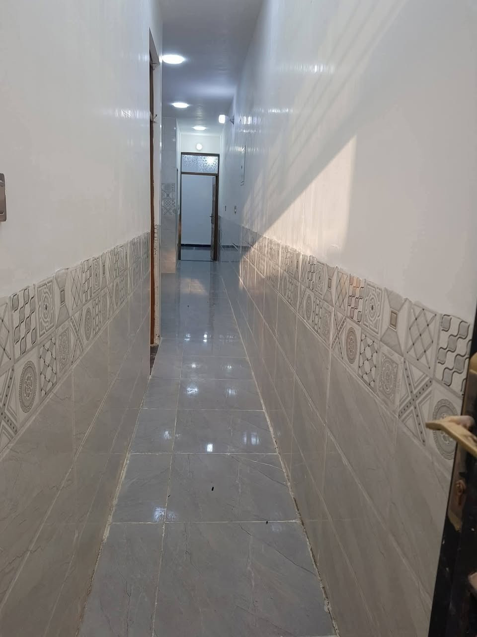 البيع 👈مشتملات ثنين👉 كل مشتمل مساحته 100 متر👈 قاط ونص👉 غرفتين نوم وستقبال وحولي داخله مطبخ حمام وتوليت داخليات وتواليت خارجي منور البيت ثاني نفس تفاصيل البناء بلوك الساس رفت تبليط ومجاري ماي كهرباء سحب جاهز البيت👈 عقد زراعي 117👉 بلزراعي مال بيت ضيفان المو من المنطقه راح اوصفله العنوان بغداد منطقت بوب الشام جاي من القوس ع يدك اليمنه👈 السعر 68 كل مشتمل وبي مجال👉 👈 مايرهم قصد ولا مقدمه حاضر فلوسه البيت 👉 اتصال برقمي او خاص عادي بي وقت *********** واتساب👉
