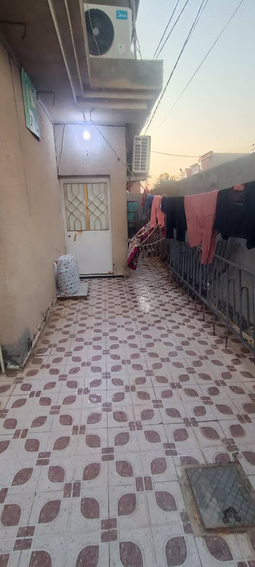 السلام عليكم ورحمه الله وبركاته
دار للبيع طابو صرف المساحه 110 متر 

بس الواقع الحالي 120 متر مربع الوجهة 12
الموقع الحله حي العسكري يبعد عن شارع المكاتب 
ونزال 13متر ثلاث غرفه نوم ومطبخ وهول واستقبال ومجمع صحيات جرجيه وداخليه عدد اثنين وكراج سياره 

الاستفسار الاتصال على الرقم 

***********
