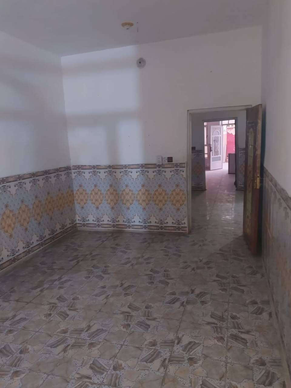 للبيع مشتمل ١٢٠متر ٦في٢٠ طابو صرف بسمي طابق واحد غرفه نوم وحده كلدور صاله مطبخ صيحات داخليه وخارجيه حي العسكري وره مخبز مهند او بظهر الجامع مسلم ابن عقيل***********
