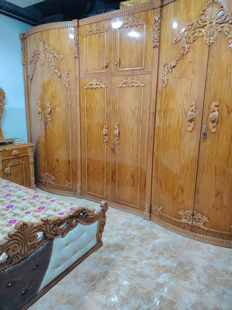 غرفة نوم مستعمله شي قليل اخو الجديد خشب ثقيل درجه اولئ (السعر مليون و600)عنوان موصل رقم الموبايل(***********) غير متواجد علفيس
