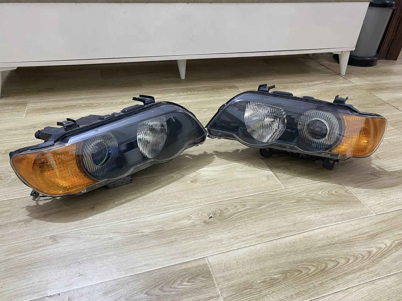 السلام عليكم
لايتات X5,E53زينون واصفر بلادي حاويه لوك


**إذا كنت صاحب هذا الإعلان وتريد حذفه لأي سبب، رجاءا أرسل رسالة إلى الدعم الفني**