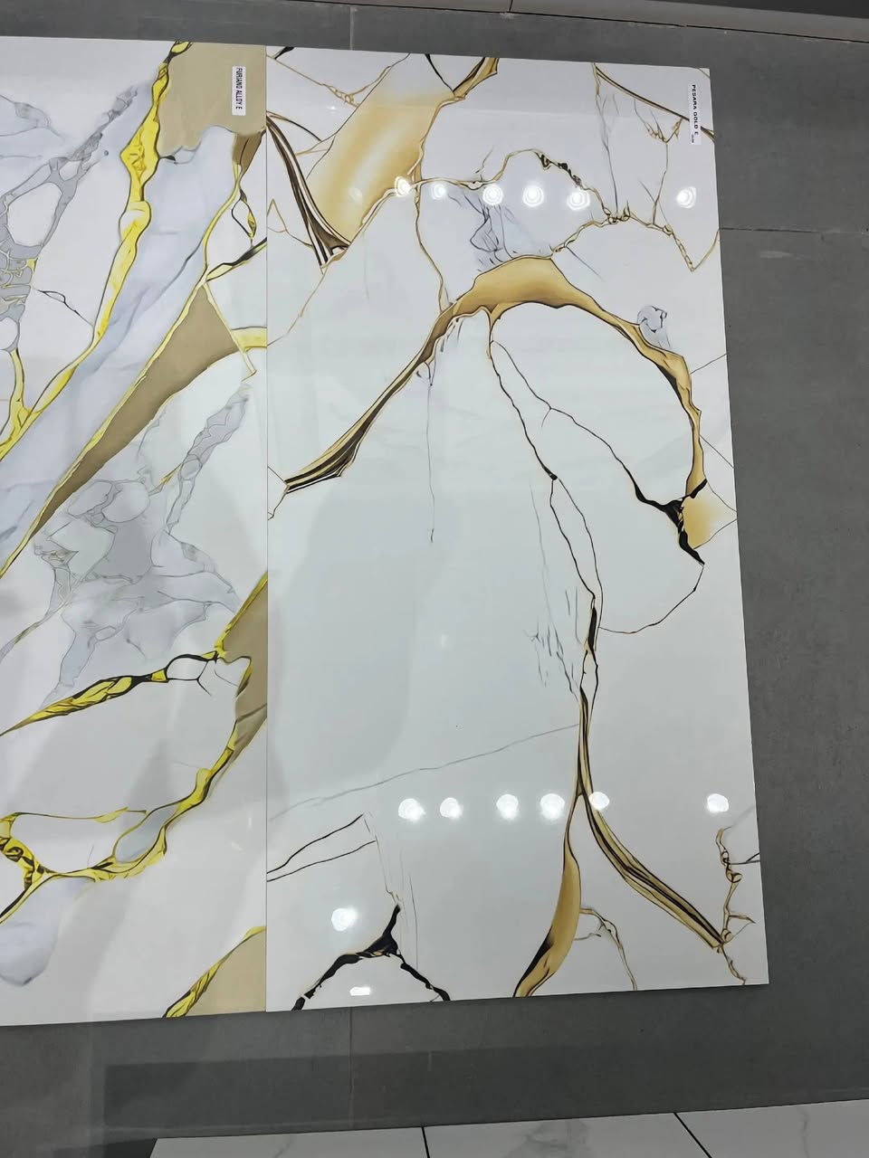 تم وصول اجمل الوان البورسلين الهندي الدرجه الاولى ابيض دمار عسلي بضاعه العيد 
الاســــــــــــــــــــــــــــــــــدي اختيارك الصـــــــــــــــــــــــــــــــــــــــــــح انسب وارخص الاسعار 
مكتب محمد الأسدي 
لبيع كافة أنواع المرمر والكاشي والبورسلين أرضي وجداري /_ معمل ليموزا الهندي _ وكيل لاصق لانجاز 
ـــــــــــــــــــــــــــــــــــــــــ 
وللعمل كافة الأنواع 
العنوان ـــــــــ بابل ابي غرق قرب المعهد الفني عمود 223  طريق السده 
للحجز والاستفسار يرجى الاتصال على الارقام: 
***********
***********
***********
يتوفر لدينا خدمة توصيل
