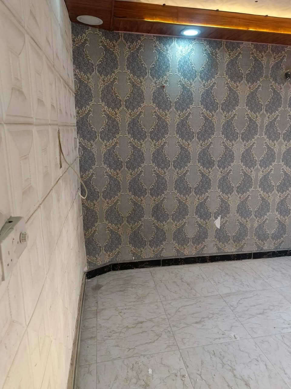 السلام عليكم بيت مشتمل ارضي غرفه وحولي مطبخ وحمام وتواليت وغرفتين فوك ايجاره 350 قفل زعفرانية شارع المركز المستشفى ***********
