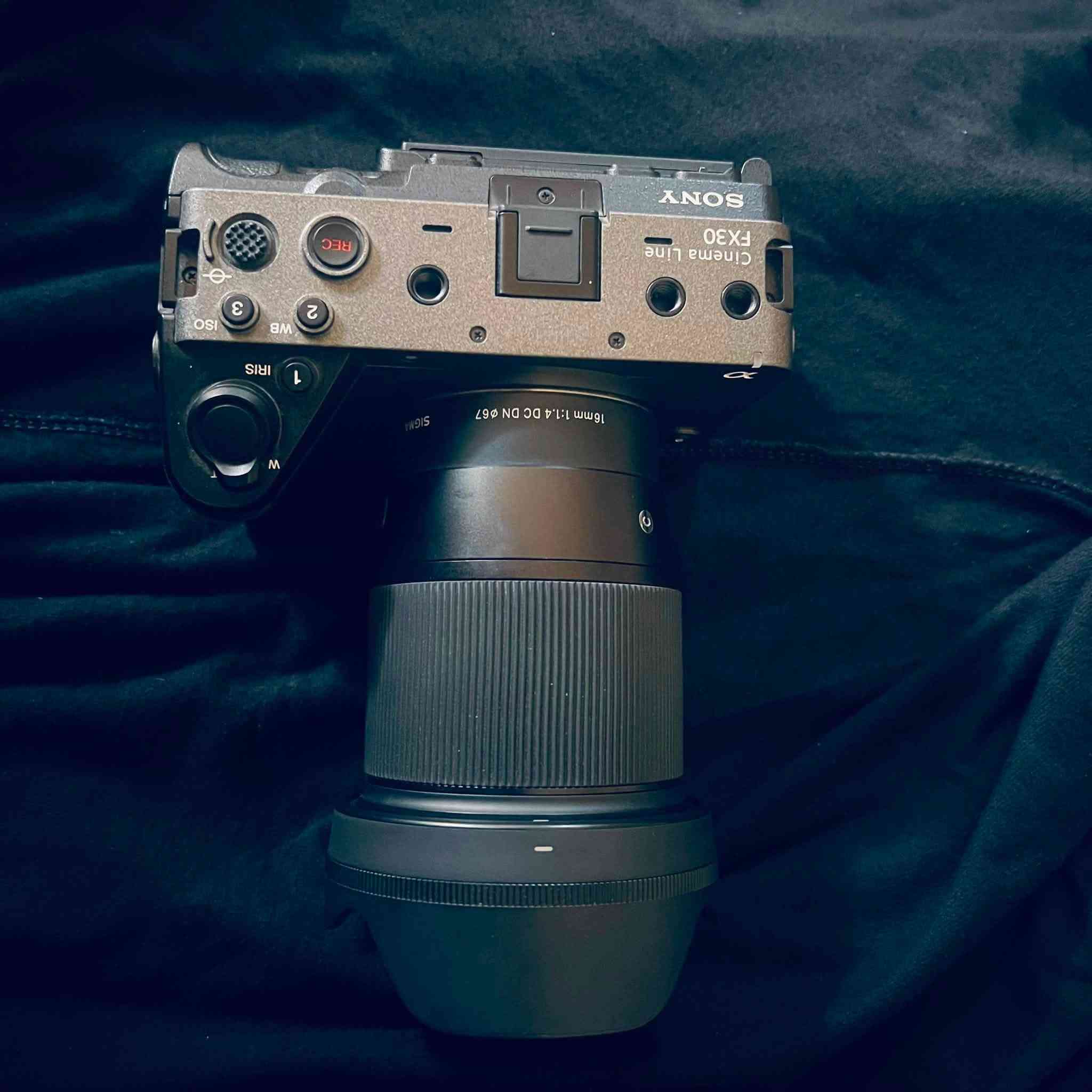 🎥 للبيع: Sony FX30 + عدسة Sigma 16mm F1.4
📦 الحالة:
مستعملة استخدام خفيف جدًا (مرتين فقط) – نظيفة كأنها جديدة 100%

📸 المواصفات:

* كاميرا Sony FX30 احترافية للتصوير السينمائي
* عدسة Sigma 16mm F1.4 (حدة عالية وعزل جميل)
* أداء قوي بدقة 4K
* مناسبة للتصوير الاحترافي، اليوتيوب، والتيك توك

✨ المميزات:
✔️ نظافة عالية بدون خدوش أو مشاكل
✔️ استخدام شبه جديد
✔️ جودة تصوير سينمائية رهيبة
✔️ جاهزة للاستخدام مباشرة

💰 السعر: (خاص او توصل عله الرقم)

📩 للتواصل: ***********
