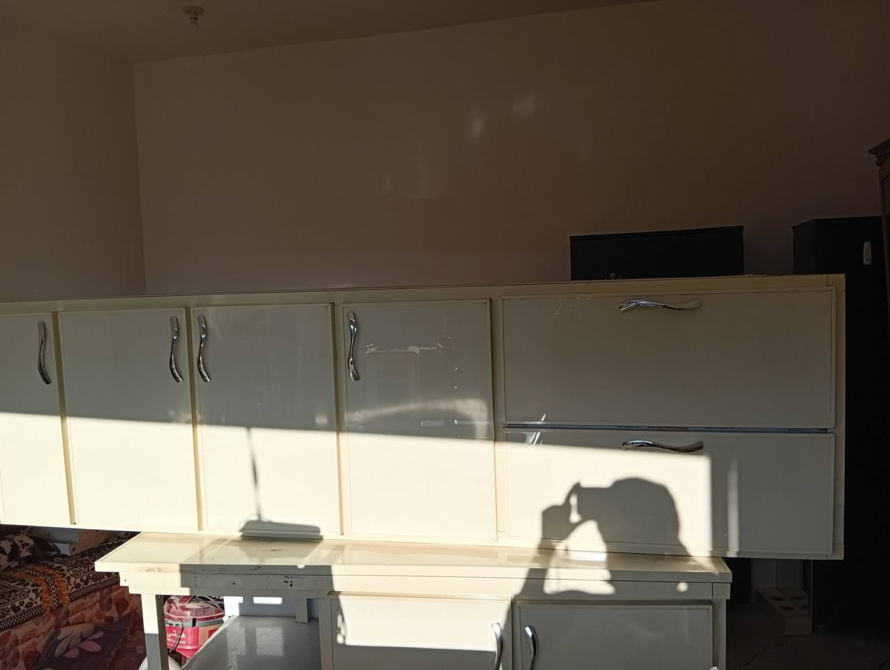 السلام عليكم كاونتر مطبخ 3قطع سعر 280 صوبه نفطية شقاله جبيره 55والثانيه 40 مكان  بروانه ما عندي حجز
***********
