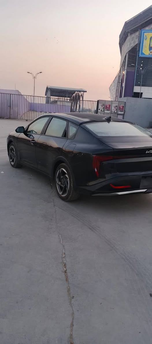 سلام عليكم K4 البيع موديل 2025 ماشه 8الف حادثها كما موضح بل صور بدون يارباك اليبل واحد ما امبدل اي قطعه ما  واصله الحوض بيها صبغ نص من القبق جنطا  المكان بغداد رقم الهاتف ***********
