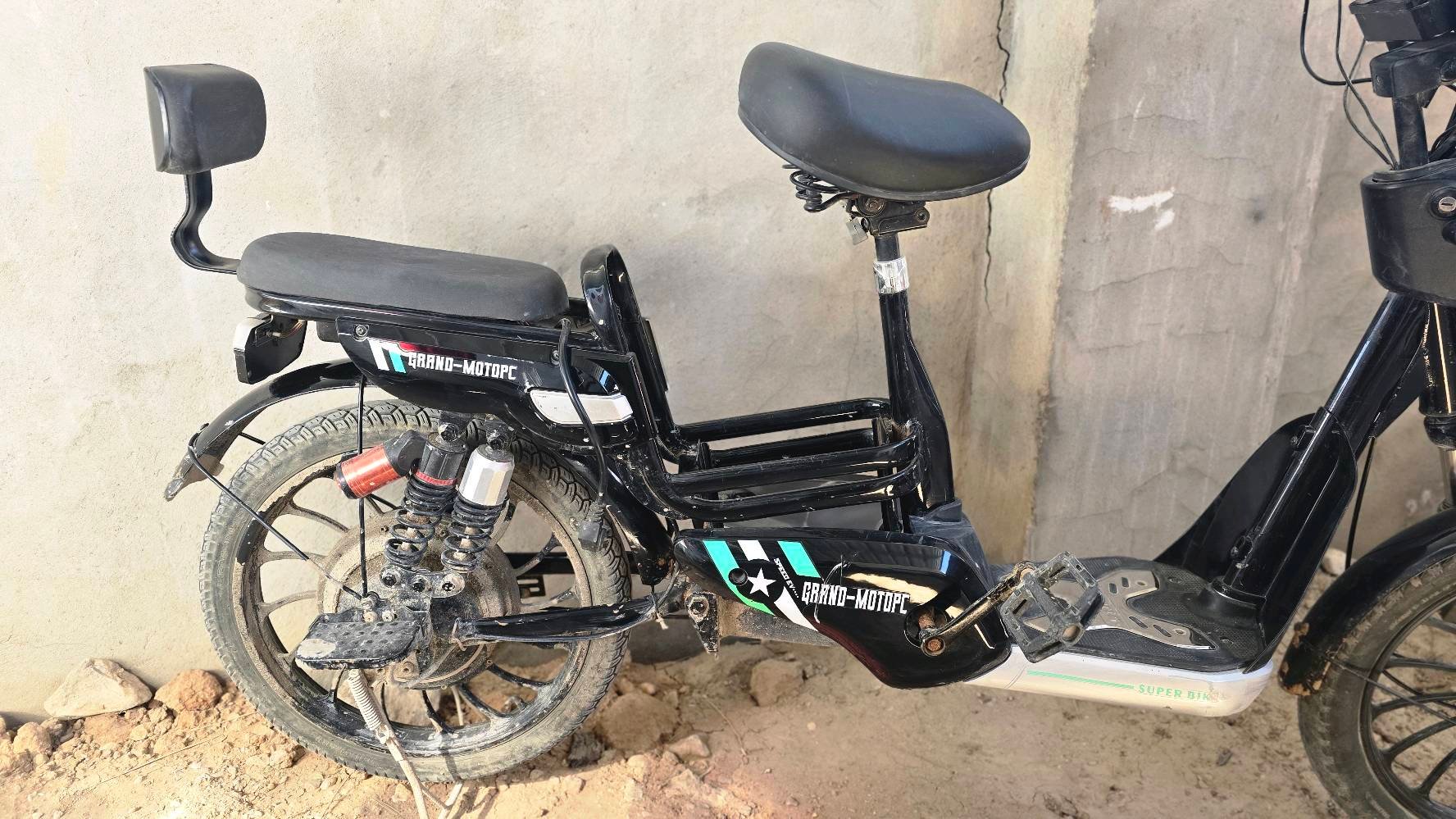 باسكل شحن لبيع
موديل 2025
6بطاريات 72v  (اولى من نوعها بابل من حيث بطارية)
مسافة تقطعة بشحنة وحدة اكثر من 50km
سرعة دراجة 40_50km
مسافة مقطوعة 5130km
تاير خلفي جوبلس
تاير امامي اصلي ما ملعوب بيه
شاحن اصلي وبطارية اصلية
اشارات وضوة وشاشة تنبيه شحن وسرعة
خاصية ربط بلوتوث 
تشغيل عن بعد
مع وجود مفتاحين
دراجة نظيفة جدا

سعرها مشترية 615الف
رايدة 475الف وبيه مجال
مكاني حله
