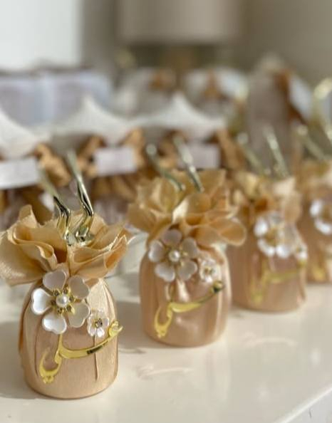 ✨
"مو مجرد توزيعات… هاي تفاصيل تنحفر بالذاكرة 🤍
فخامة ناعمة بتصميم هاند ميد يليق بأجمل لحظاتكم ✨
كل قطعة مصنوعة بحب حتى توصل إحساسكم بطريقة راقية ومميزة 💫

إذا تحبين يكون يومك مختلف… التفاصيل تبدي من هنا 🎀
احجزي هسه وخلي مناسبتك تنحكي عنها ✨"

للاستفسار يرجى مراسلتنا على الخاص


**إذا كنت صاحب هذا الإعلان وتريد حذفه لأي سبب، رجاءا أرسل رسالة إلى الدعم الفني**