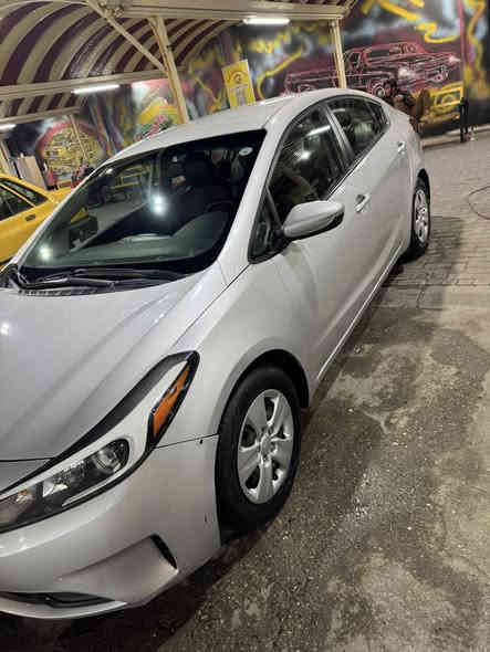 السلام عليكم للبيع فقط كيا فورتي 2017 
وارد امريكي صور الحادث ورقم الشاصي بالمنشور ماخذه من جانت زيرو وهسه ماشية 40 mi 
حقيقي بدون ايرباك محرك 2.0 دوش المرغوب رقم اربيل بسمي تحويل ثاني يوم السياره نقصه دعاميه و صبغ 2 قطع جاردات وعايفهن غيره مابيه شي ابد  سعره 123$ورقه مكانه بغداد زيونه ***********
