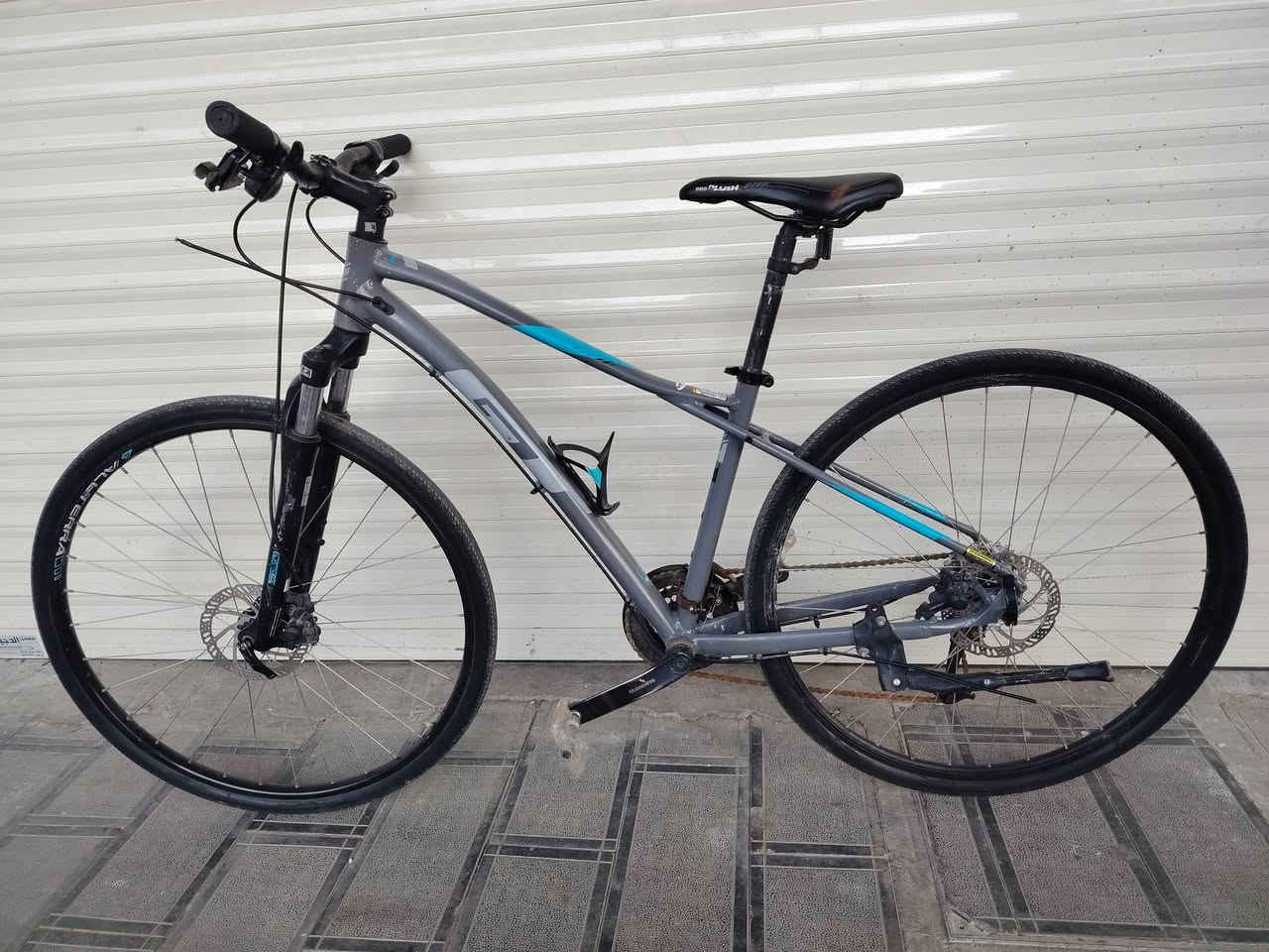 جيتي GT صناعة أمريكية وضع حاوية كامل من أي نقص  معدن المنيوم دبل أمامي شغال كيورة سحب دفع 3x8 بريكات نضام دسك  كمبليون أمامي وخلفي حجم الإطار 700x35 وايرات دفن نضام حديث  السعر ١٨٠ مكاني بغداد مدينة الصدر يوجد توصيل ***********
