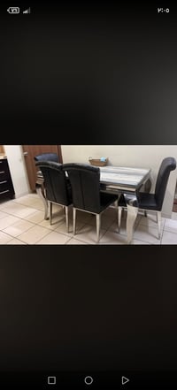 ميز طعام ٤ كراسي مرمر وستيل ثقيل وتكمة والكراسي جلد بلاش يجي ياخذه ‏‪0...