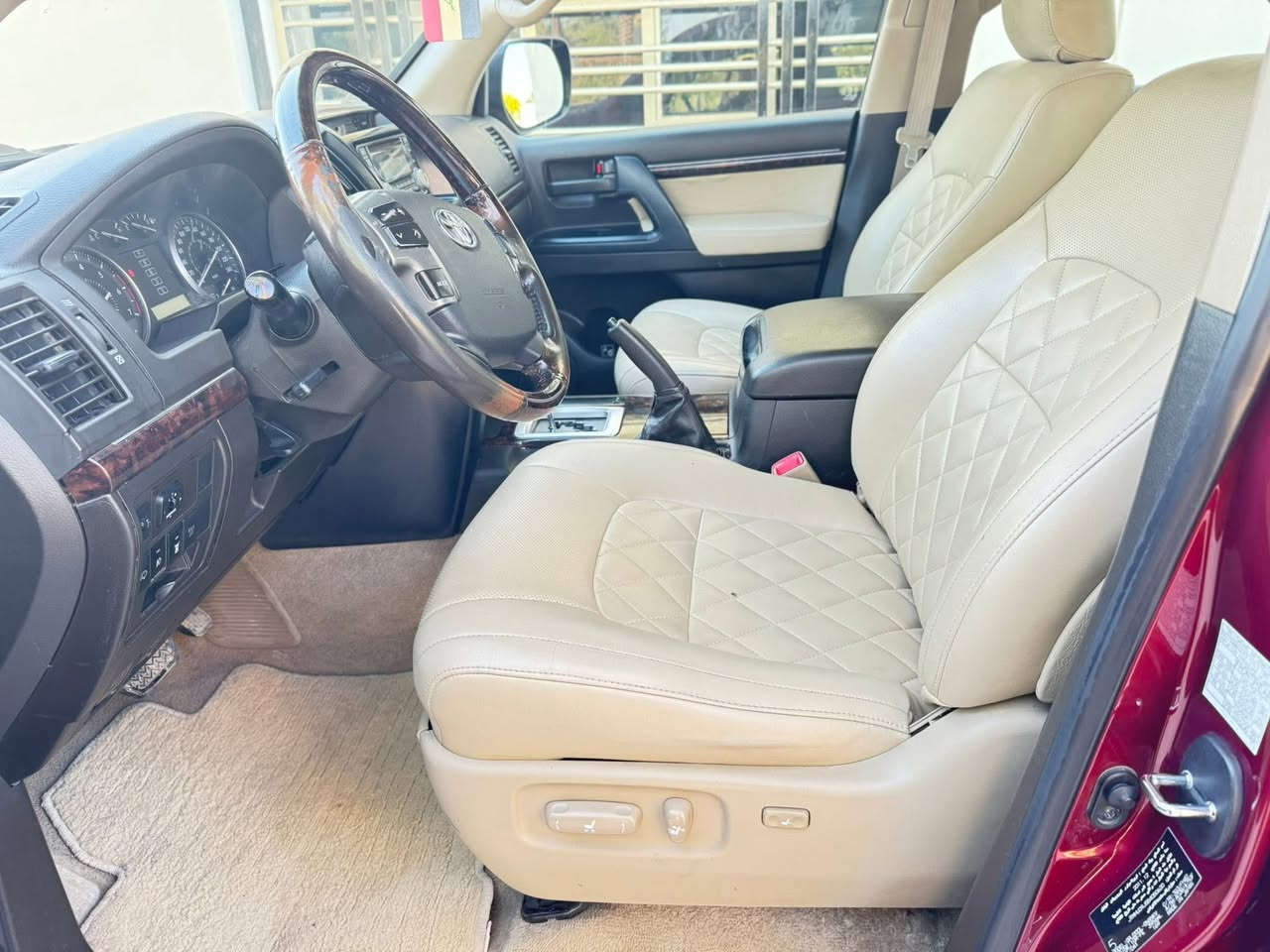 السلام عليكم
 لاندكروز 2011 ستينيه ماروني اللون
اصل فول مواصفات 1/1 
ماشية 119 حقيقي
رقم بغداد الجديد أنكليزي الدولي باسمي 
فقط صبغ جاملغ امامي بدون فتح وشبر بالباب السائق وسونر موجود✅
مواصفات GXR.i يعني فول vip اصل ستينيه 
فتحة سلايت 
محرك 6سلندر 
بصمه + بصمه ابواب 
7راكب                     
ثلاث قطع تبريد 
كشنات جلد بقلاوة 
كرسي كهرباء 
٨ ايرباك
تحكمات ستيرن جهتين مو جهة وحدة
فور ويل  
ثلاجة 🧊 
كامرة خلفيه
دفلوك ونضام زحف 
لايت زنون اصل 
لد آمامي خلفي 
اشاير بلمري 
اشاير بلجاملغ
حساس امامي خلفي 
ارضيات بيجي مال شركه تويوتا الأصليات
مكينة كفاله عامه لاتبخير لاتنقيص ولاصوت 
كير وضع الشركه مكفول كفاله عامه 
تخم تايرات اربعه جديدة دنلوب ياباني اصلي 
الحدادية الاماميه والخلفيه كلها جديدة وجاهزة 
السعر (( 300 )) وبيها مجال بسيط 
مكاني بغداد/ البلديات // للاتصال // ***********
