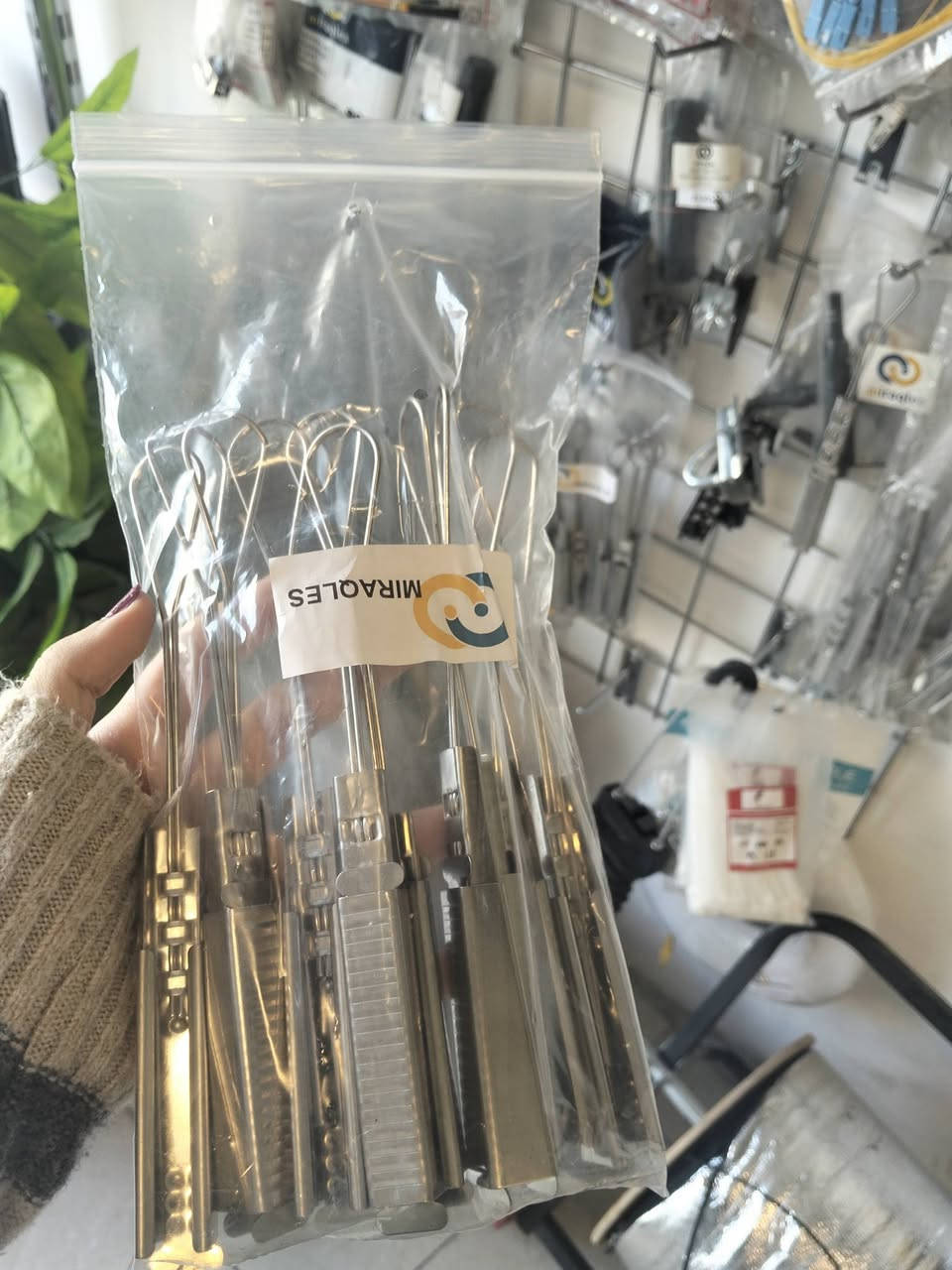 وصلنا جديد🔊🔊
هوك ستيل (شريطي وقطري):
هوك الفايبر أداة مهمة لترتيب وتنظيم كابلات الفايبر داخل الكلوجرات ، والكابينات👌🏻.
متوفر نوعين حسب طبيعة الكابل:
1. هوك شريطي:
مخصص للكابلات الشريطية (عدة كابلات فايبر ملتصقة مع بعض).
رأسه أعرض يرفع الشريط كامل بدون ميفصل الكابلات عن بعض.
يُستخدم بشكل رئيسي أثناء الترتيب داخل الكلوجرات الكبيرة للحفاظ على نظافة وتنظيم الكابلات. 
2. هوك قطري:
مخصص للكابل الفردي.
رأسه نحيف ودقيق يمسك الكابل بدون ضغط.
مناسب للترتيب الدقيق ولأعمال اللحام حيث كل كابل يحتاج تحكم كامل. 
الفرق الأساسي:
📌 الشريطي = رفع وترتيب عدة كابلات مع بعض
📌القطري = تحكم دقيق بالكابل الفردي
فائدة استخدام الهوك:
يساعد على شغل مرتب واحترافي، يقلل من كسر أو خدش الكابلات، ويسرّع أعمال اللحام والتنظيم🔥. 
✨ اختيار الهوك الصحيح = كابلات سليمة وشغل أنظف وأسرع ✨
📌 متوفر الآن لدى ETSI  —حلول أحترافيه لشبكات الألياف الضوئية 
🚗تتوفر خدمة توصيل لجميع المحافظات
لاتفوت الفرصة !  أطلب الآن:
للاستفسار أو الطلب :
📞 ***********
📞 ***********
📩 info@etsiraq.com

📍 شارع الصناعة – قرب فلكة رئاسة الجامعة التكنولوجية
