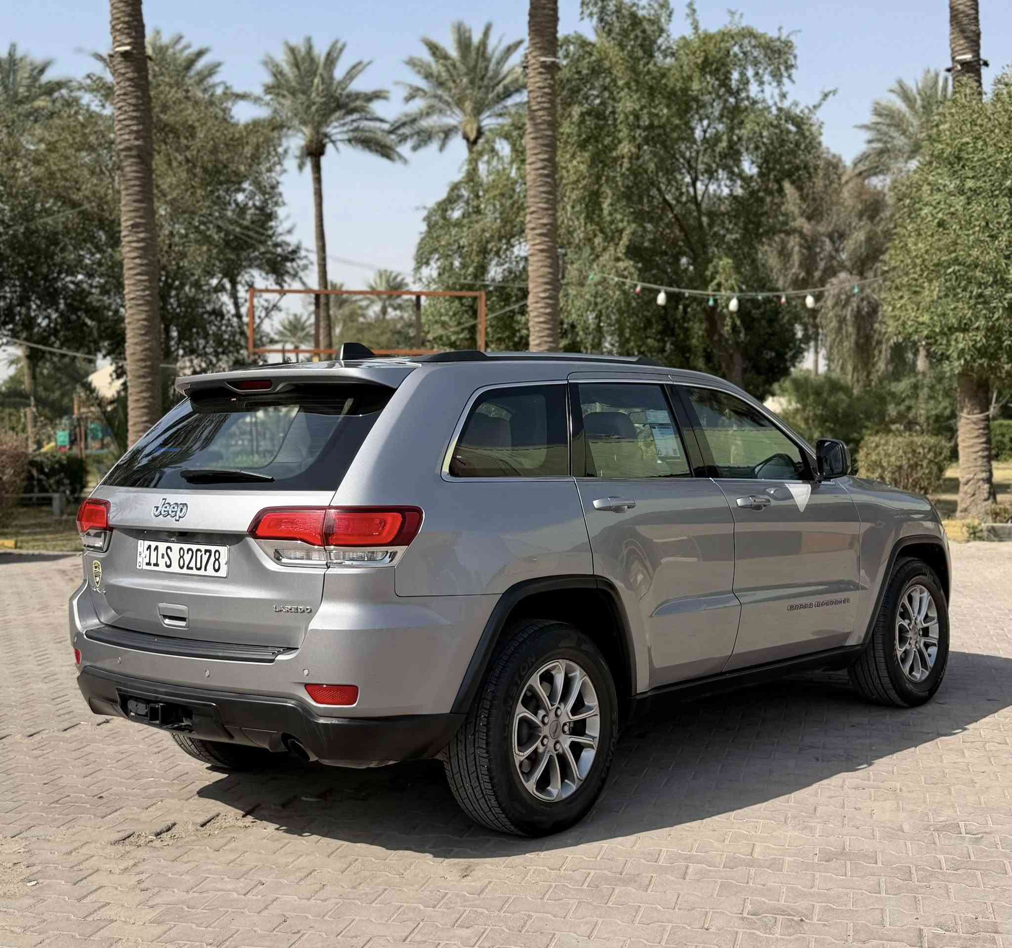 السلام عليكم
جيب (لاريدو )
موديل : 2020
ماشية : 55 الف 
المواصفات 
بصمه 
تشغيل عن بعد
كشنات كهرباء 
كشنات جلد 
شاشة 
كاميرا 
تحكم ستيرن جهتين 
كروز سرعة 
نظام سبورت 
نظام ايكو 
نظام اطفاء 
نظام توقف عند الاقتراب 
حساسات خلفية 
صاجات 
ويل كب كروم 
بلوجكتور 
قطعتين تبريد 
(رقم بغداد الجديد مشروع وطني بأسمي ) 
الحادث جاملغ + بنيد + باب 
( السونار مرفق + صور الحادث ) 
السيارة جاهزه من كلشي بدون اي نقص . 
السعر : 188 وبيها مجال بسيط 
العنوان : بغداد الكاظمية قرب مرور الكاظمية معارض جكوك معرض الرحمن 
للاستفسار 
عبدالرحمن 
 ***********
 ***********
