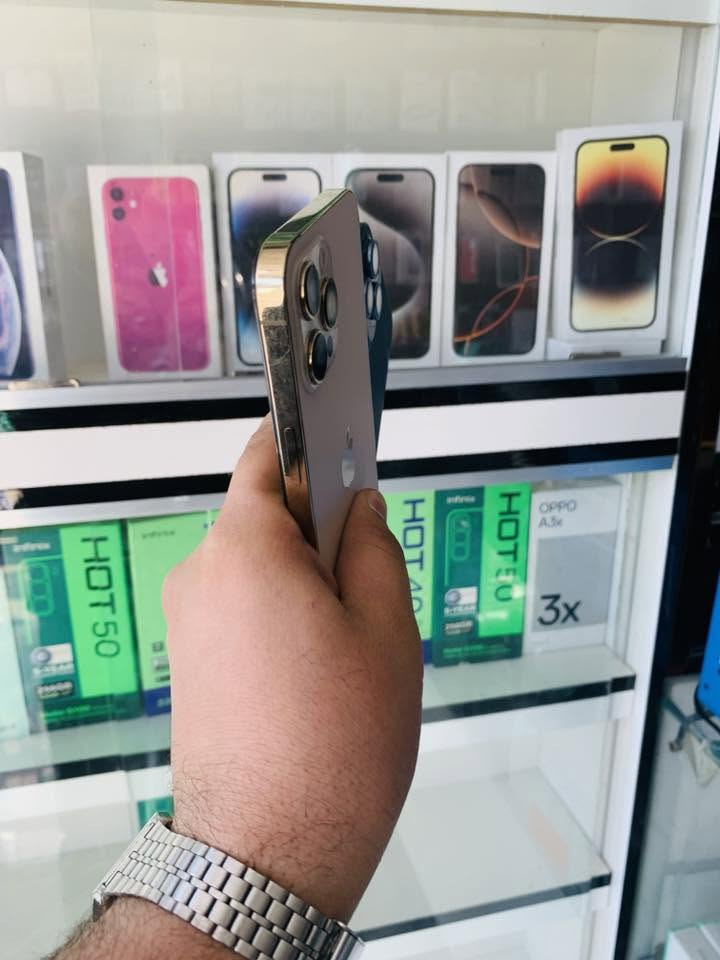 السلام عليكم للبيع 
قطعتين الأول iPhone 12 Pro Max 
لون أزرك 
ذاكره ٢٥٦ 
بطاريه ٧٩٪؜ بلاد ابد مايصرف 
نموذج M ماستر شرق اوسط 
الجهاز بلادي وكله شغال مابيه أي خلل سعره قفل ٣٦٠ ألف 

الثاني iPhone 12 Pro Max 
لون ذهبي 
ذاكره ٢٥٦ 
بطاريه ١٠٠٪؜ مبدله اصليه 
نموذج m شرق اوسط 
الجهاز مبدل شاشه وكامرا فقط نوعيه زينه فيس ايدي واكف الباقي كله شغال مابيه خلل السعر قفل ٢٨٠ ألف مكاني بغداد مدينه الصدر رقمي *********** 
ضمان يوم ع كل جهاز مركز النور للموبايل
