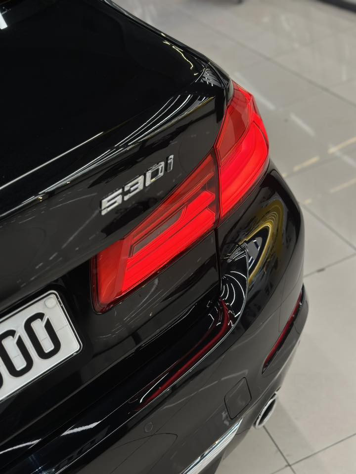 Bmw 530i وكالة العروش
موديل 2020 ( luxury line ) رقم مميز 
بدون ضربة بدون صبغ فقط شخوط بالدعامية بسيطة 
محرك السيارة 4 سلندر توين بور تربو بسعة 2.0L 
المسافة المقطوعة 75,000 الف ميل 
السيارة فول مواصفات 
اضاءة LED 
حساسات 360 
كامرات 360 
خمس بردات 
ابواب شفط 
دخول ذكي 
نقاط عمياء 
فتحة سقف 
ويل اصدار خاص بشركة العروش 
السيارة مثالية ميكانيكيا 
الداخلية نظيفة جداً 
مقاعد جلد 
تحكمات ستيرن
ستيرن جلد 
شاشة 
اضاءة داخلية بيانو 
نظام صوتي هارمن كأردن 
انظمة قيادة 
مساعدة على الاصطفاف 
بصمتين ( بصمة تحكم كبيرة ) 
للتواصل على الواتساب ***********
