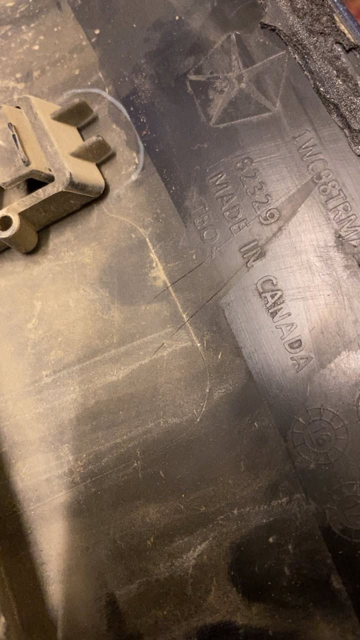 السلام عليكم تريشه جيب s او x 2020 الى 2021  لون كابوي اصليه بدون صبغ جهه الصدر اليمين  السعر ١٢٥ الف 
***********
