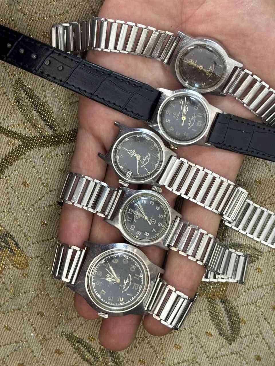 مجموعة ساعات للبيع
توماتيك / تكويك
روسي/سويسري
العدد 16
كلهم شغالين 
السعر خاص
يوجد توصيل جميع المحافظات 
***********
