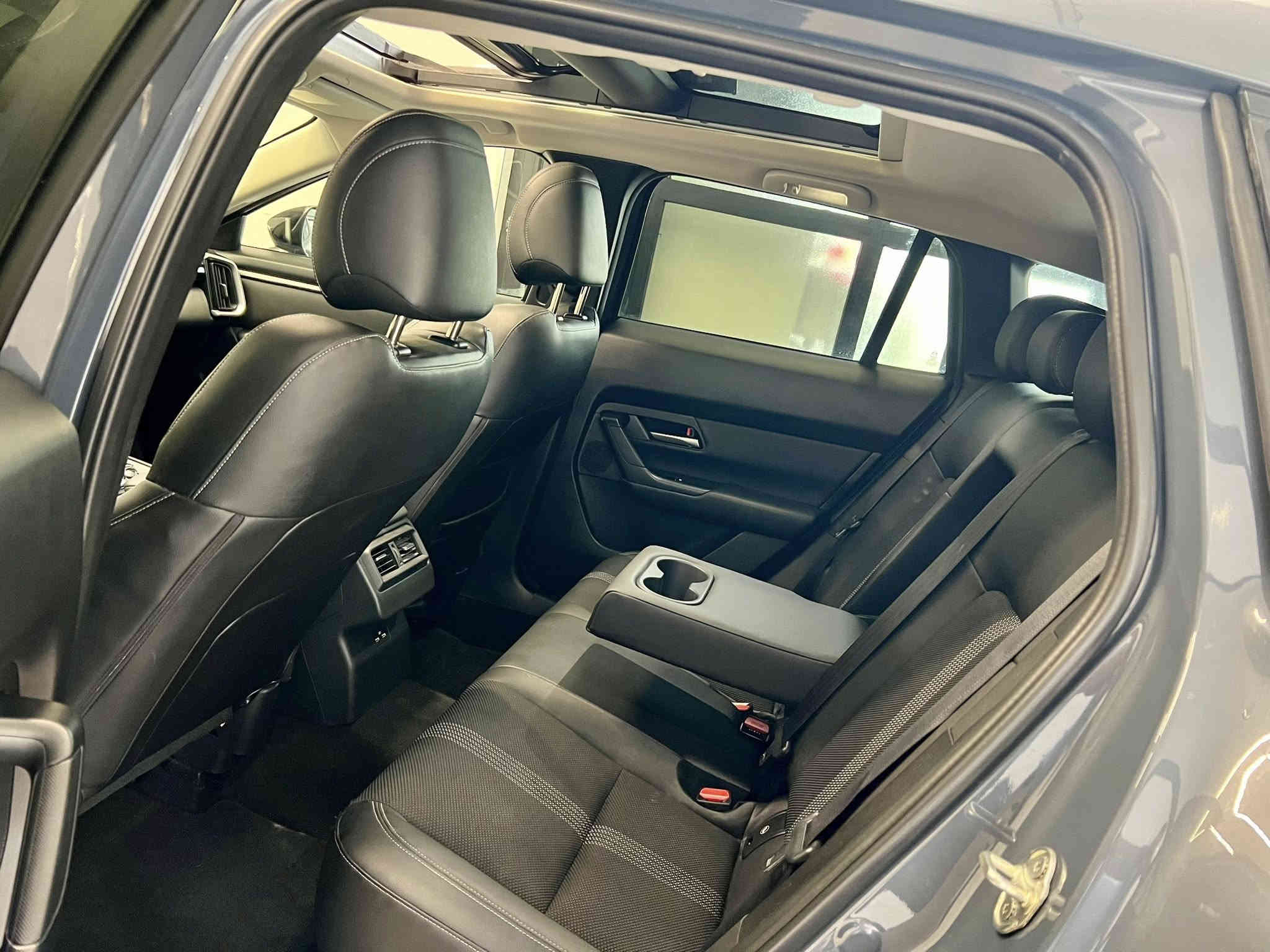 MAZDA CX-50 2023 – S Preferred Plus AWD
وارد أمريكا – رقم الشاصي 7MMVABCM8PN124768

المواصفات:
 • محرك 2.5L Skyactiv-G بدون تيربو – 187 حصان
 • قراءة 25,000 ميل
 • اللون الخارجي: سمنتي
 • الداخلي: جلد + قماش أسود
 • السعر: 19500$ (قابل للتفاوض البسيط بعد المعاينة)
 • بدون رقم – يترقم بالمحافظات الشمالية (كلفة الرقم 1500$)

الإضافات:
 • فتحة سقف بانوراما
‏ • AWD فورويل
 • صندوق كهربائي
 • شاشة كبيرة + CarPlay
 • تبريد أمامي وخلفي (8 مخارج)
 • مقاعد جلد كهربائية مدفأة
 • نظام النقطة العمياء + عدم الانحراف
 • كاميرا خلفية عالية الدقة
 • حساسات مرايا
 • هاند بريك بصمة + Auto Hold
 • مصابيح LED / زينون
 • ويل كب أسود

الملاحظات:
صيانة كاملة – تغيير الحدادية الأمامية جهة السائق بالكامل (صطاب، أكسل، بولبرن، دبل، رط، عمود ستيرن + تبديل زيت وفلتر).

الموقع: أربيل
للتواصل: *********** (واتساب / فايبر)
