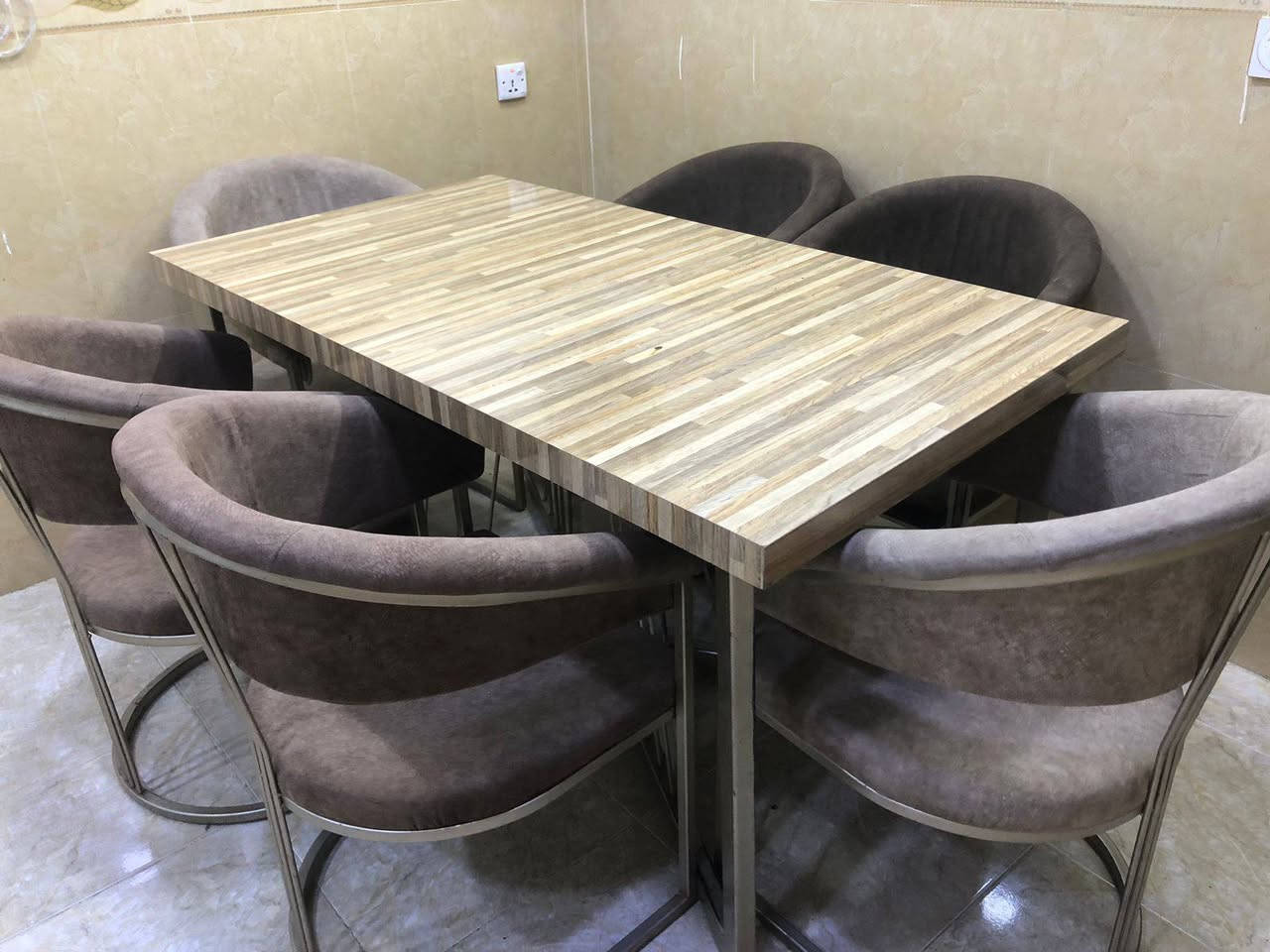 طاولة سفرة للبيع 
٦ كراسي قاعدة حديد 
للمهتمين وبدون بخس السعر
وشكرا


**إذا كنت صاحب هذا الإعلان وتريد حذفه لأي سبب، رجاءا أرسل رسالة إلى الدعم الفني**