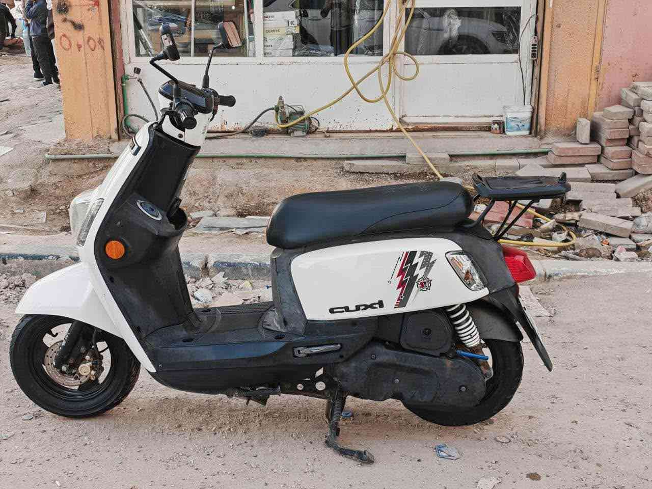 السلام عليكم 
دراجه بوليسي 2012
مكينه مكفوله دراجه جديده 
سعرها مليون وميه 1100 وبيهه مجال بسيط 
مكاني كربلاء طويريج
للاستفسار *********** كربلاء, العراق
