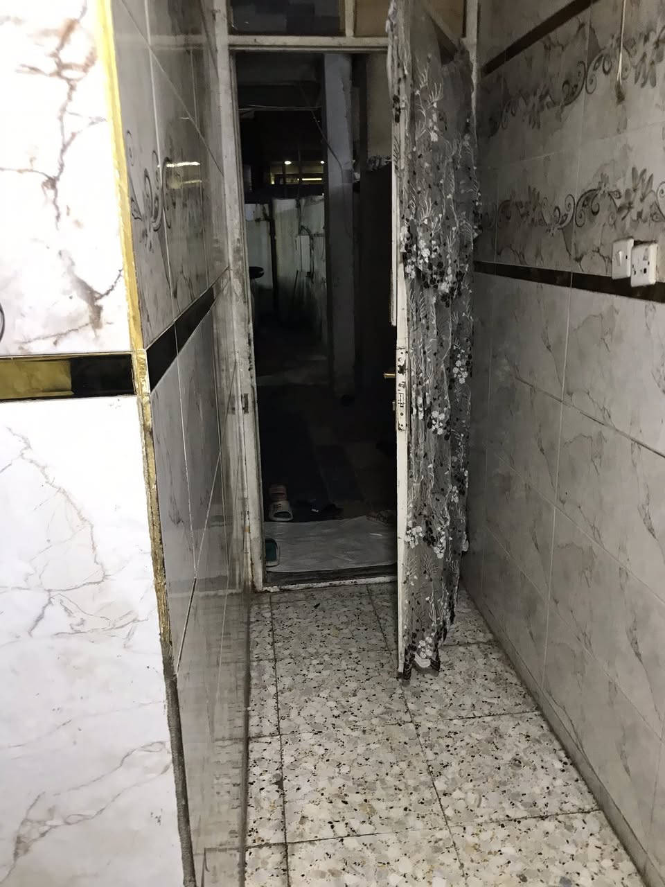 السلام عليكم دار للبيع مساحه ١٠٥م واجهه ٥ونص ونزال ٢٠ مسلح طابو صرف في الكماليه شارع المصرف يحتوي على استقبال مطبخ صاله غرفة نوم وخدمات والثاني غرفة نوم وخدمات السعر ١٣٠مليون بي مجال المراجعه مع مكتب دلالية ابو فراس العتابي *********** وابو محمد الشمري ***********🌹🌹🌹
