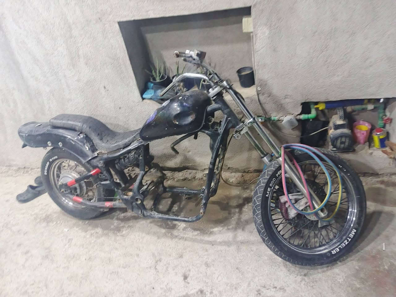 السلام عليكم هوندا ستد ٤٠٠ الدراجه شوفت عينك وياها غراض كامله نقص (يطغ محرك وضفيره )
بيهه عقل اصلي شغال 
السعر 300
تواصل ***********
