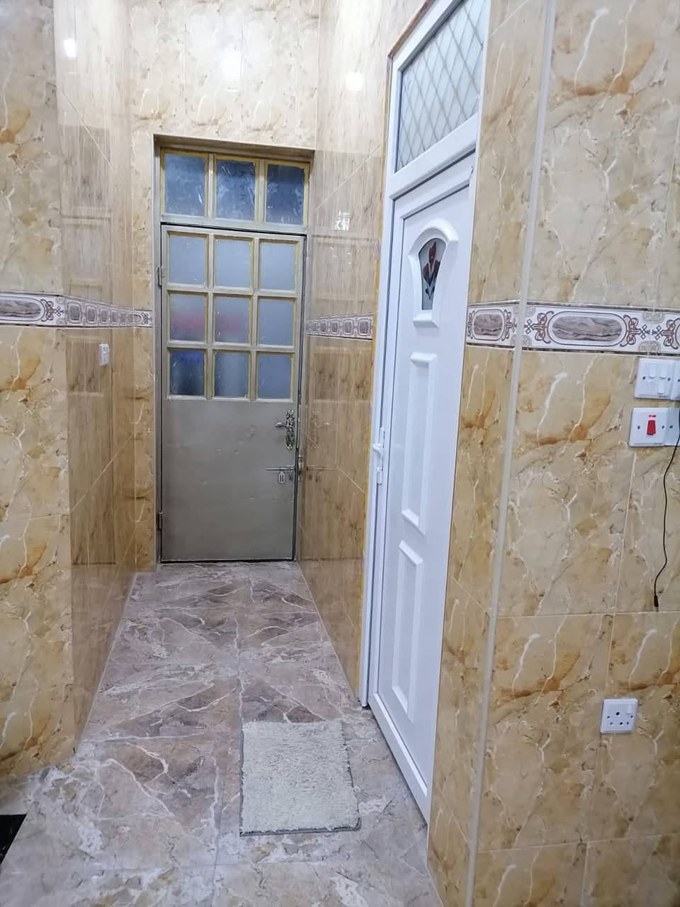 اعلان يتوفر  بيت طابق واحد بناء حديث العنوان الرمادي الحوز قرب شارع 30 وجسر الحوز يتكون من استقبال مطبخ. صالة غرفة نوم مجموع حمامات مناور  كراج 
السعر450 وبي مجال
للتواصل ***********
