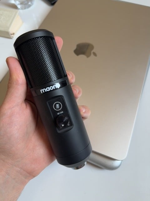 مايك ماركة ماونوا جديد جديد جدييد غير مسجل عليه، مع ستاند وبوب فلتر ، مواصفات عالية جداً خاص بصناع المحتوى.
+ سوفت بوكس مع ستاند من ماركة Back ground
الموقع: النجف. 