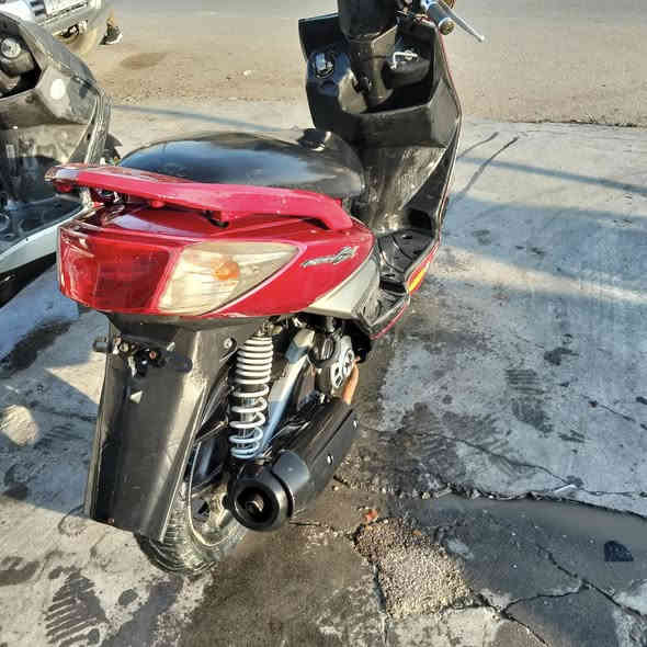 السلام عليكم سكنس فحل 140 نوزل خطين ياباني الدراجات ما مفتوحه كله بلادي 750 وبيها  مجال المكان مدينت الصدر الرقم ***********
