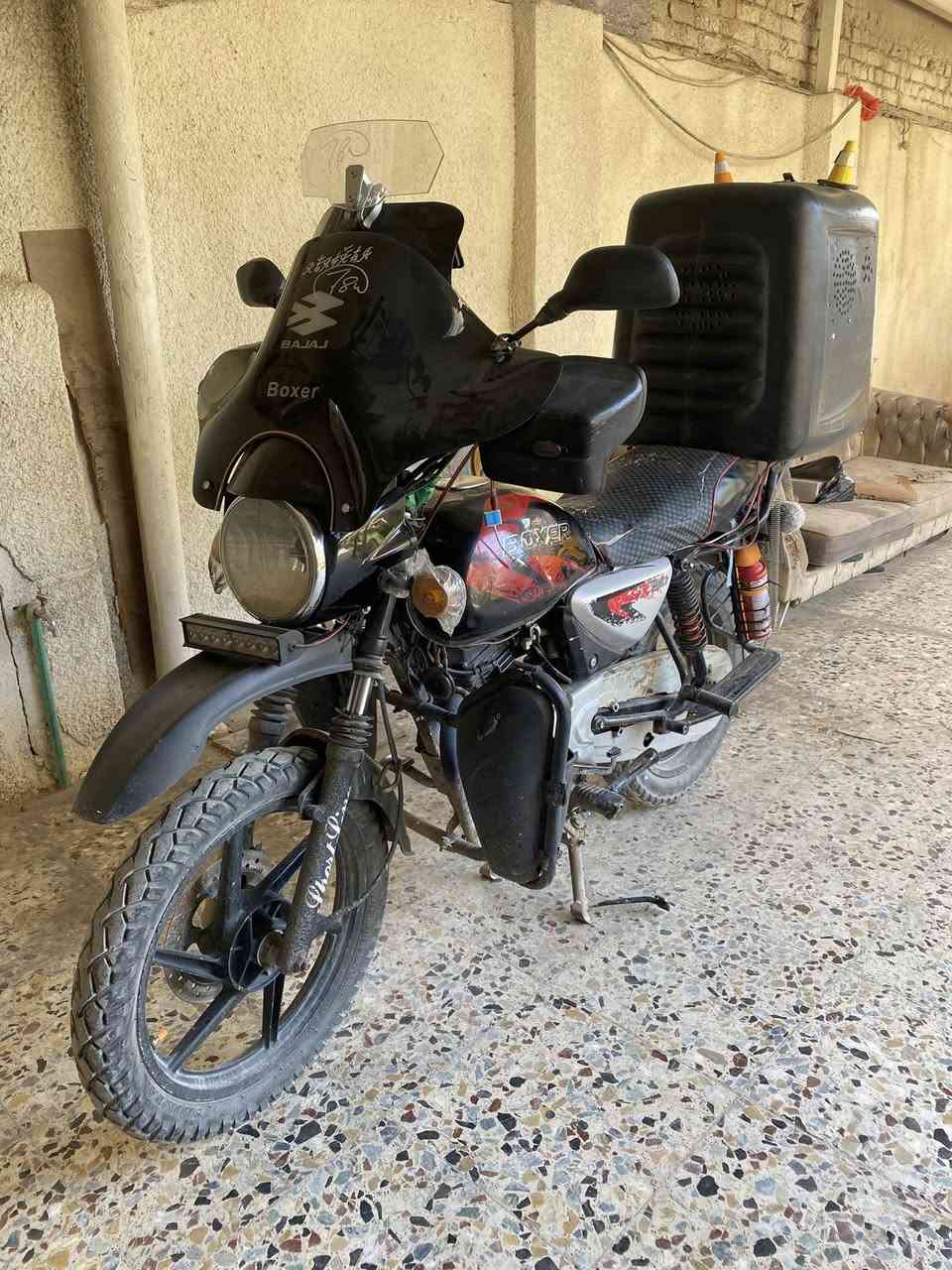 اسلام عليكم دراجة بوكسر موديل2023
مكينه مجفته وبيها صوت جواكيج بس تفيلس دراجه خير من الله واي نقص ما بيها
مزودة بهواي شغلات مثلا :
لايتها مبدل زنون اصلي ١٠٠٪
جامة امامية
جامه تزويد3
فدراليه اماميه
بك لايت تزويد عل شكل قلب 
شاحن usp
ستاند تلفون1
شاشه كاربلاي اصليه 
صندوق + سستم كامل اصلي الماني
درع امامي
واقيات يدات ٢
طفاية حريق صغيره
اشاير تزويد لد اصلي
تايرات جدد
الدراجة مرقمه بغداد تحويل ثاني يوم الك باسمك
سعرها ٢،٤٠٠،٠٠٠ وبيها مجال قليل
مكاني بغداد البلديات رقم واتساب ***********
