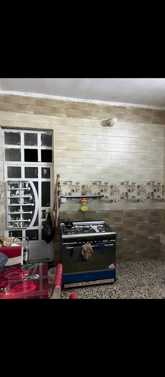 سلام عليكم بيت للبيع بشارع ابو الاحرار مساحته 150مترغرفتين جوه واستقبال وحولي ومطبخ حارو بارد والفوك كامل بناء هيكل عوزه صب الجبه 10 والنزال 14 رقم التلفون ***********بي واتساب اتصل وبلخدمه
