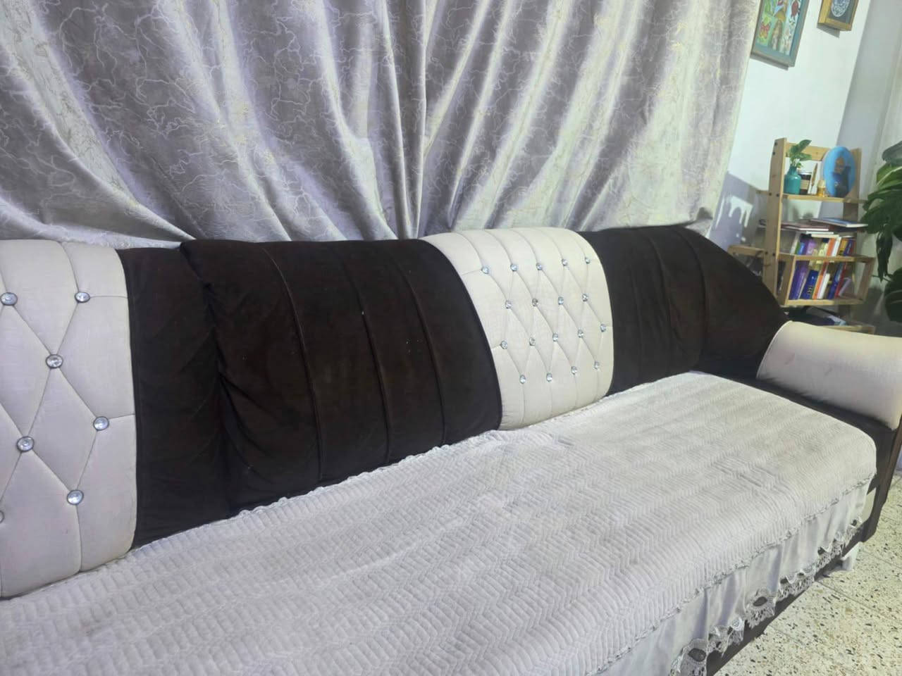 تخم للبيع – مستعجل
نظيف وبحالة ممتازة
السعر 300 ألف قابل للتفاوض
وياه هدايا: مفرش تخم الاصلي 4  قطع بردات كل قطعه مترتين ، 4 كوشات، 
الموقع: الأمين الثانية / شارع المركز
التواصل واتساب
***********
