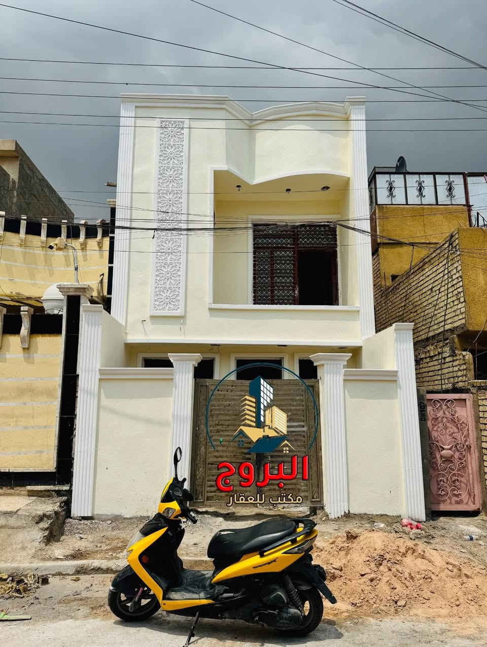 🏡 للبيع عقار مميز في الدورة  منطقة الزيتون ♥️

• يعلن مكتب البروج للعقار عن عرض عقار سكني
(شغل حديث درجة  اولئ) 
بموقع ممتاز  وهادئ وكافة  الخدمات  متوفرة

💥تفاصيل : العقار
• المساحة الكلية :  100م
• الأبعاد: واجهة 5م  ×  نزال 20م
• طابقين :
• نوع الملكية: طـــــــــــابو  ملك  صـــــــــــرف
• حالياً قيد العمل تسليم  مفتاح 🔑 كامل

🔹الطابق الأول
• مدخلين (منفصلين خصوصية تامة)
• صالة ضيوف
• مطبخ بنظام (حار/بارد)
• حولي
• مناور (لضمان التهوية والأضاءة الطبيعية)
• مجموع  غرف النوم عدد (1)
• مجموع الصحيات  عدد (1)

🔹الطابق الثاني
• مجموع غرف النوم  عدد (2)  بنظام سويت متكامل 
• بيتونة 
• سطح 

💰 للحصول على السعر والتفاصيل الإضافية:
يرجى كتابة الرقم ( 1 ) في التعليقات، 
وسيتم تزويدكم بكافة التفاصيل عبر رسالة خاصة 📩.

(ملاحظة: التعامل والتفاوض يتم مع صاحب العقار حصراً).

🛑 إذا لم يكن هذا العقار هو ما تبحث عنه، فلدينا تشكيلة واسعة من المنازل والأراضي التي تلبي كافة الأذواق .

           📞 للاستفسار والمزيد من المعلومات
يرجى التواصل معنا: رقم الهاتف: ***********

✨مكتب البروج للعقار - اختيارك الموثوق لمنزل العمر.

#دمتم__في__رعاية__الله
