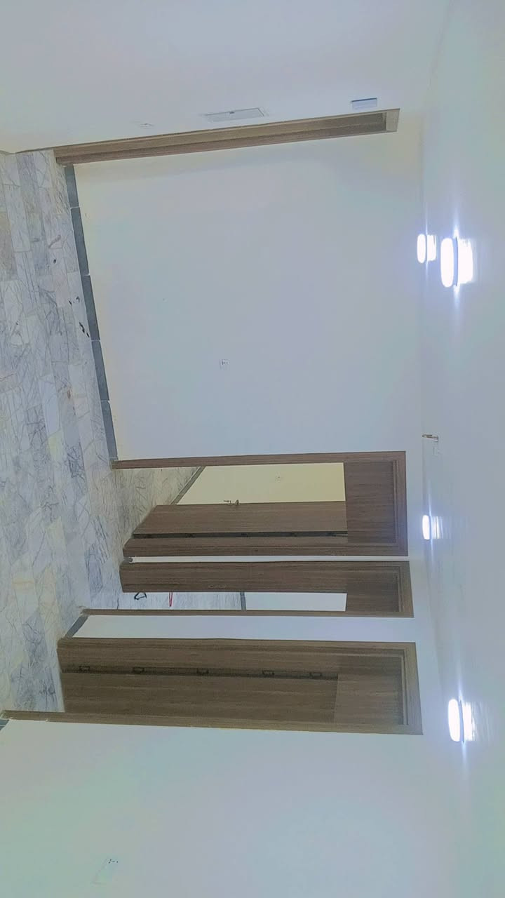سلام عليكم
بيت ايجار 

دور القضاة

قرب شارع الااطباء

مساحة البيت 400 م
يحتوي ع غرف 4 نوم 

غرفتين طابق ثاني + صاله + مجموعة صحيات 

ال طابق ال ارضي يحتوي علا غرفتين + صحيات داخل الغرف

استقبال +صحيات خاصه بي فقط 

مطبخ البيت غير مسكون 

لل استفسار ***********
