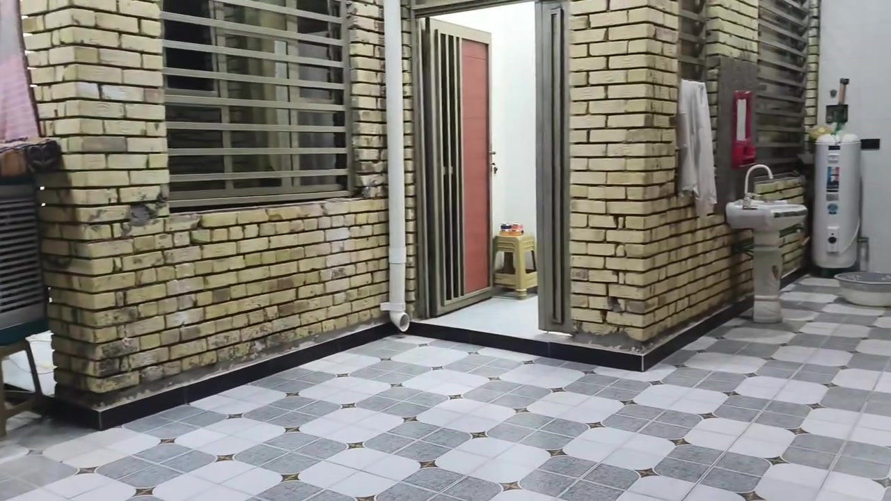 سلام عليكم بيت للبيع مكانه قلعه سكر حي الامام الرضا ع ساحه قريب ع المستوصف شارع ام البنين بيت مساحته 250م بناء حديث هاي سنه خارطه حديثه بناء درجه اولى غرف عدد 2  مساحه 5×6  + مناور عدد 2 +هول +صاله +صحيات خارجيه وداخاليه+ استقبال+ مطبخ استفسار ع رقم *********** بيه وتساب
