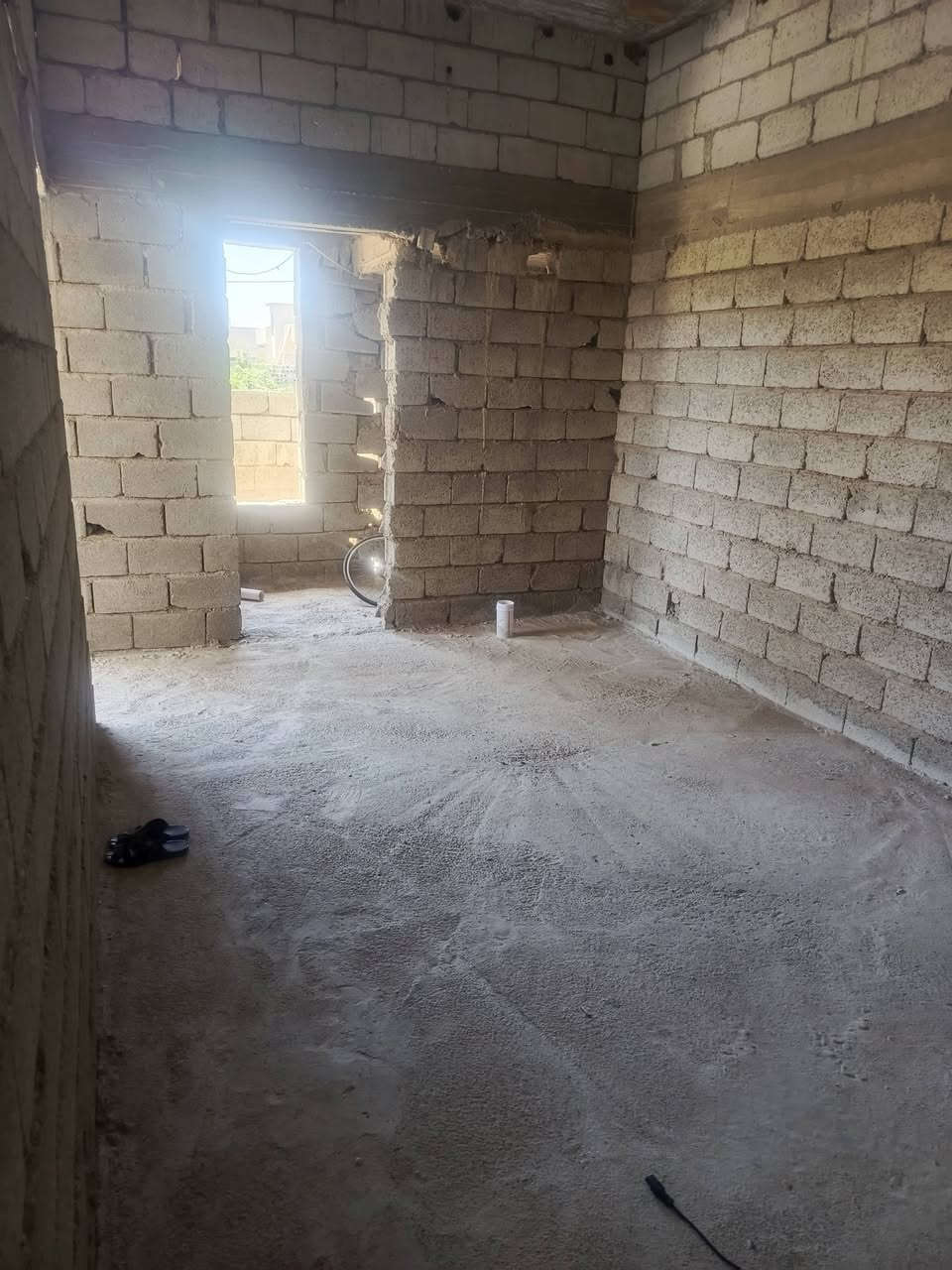 السلام عليكم ورحمة الله وبركاته بيت للبيع في ناحيه العباسي حي العصري مساحة القطعه 500 بيت طابقين ربعه دبل وهول مطبخ صحيات وغرفتين نوم كل غرفه حمام الطابق الثاني غرفتين وصحيات ***********
