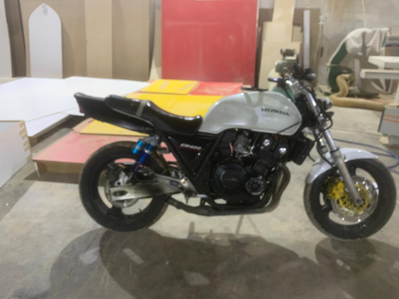 السلام عليكم cb4 للبيع محرك نضيف وما يفشلك بس مشكلتها الشكل الخارجي وكلچات مكاني اربيل 
سعرها:7 ورقات


**إذا كنت صاحب هذا الإعلان وتريد حذفه لأي سبب، رجاءا أرسل رسالة إلى الدعم الفني**