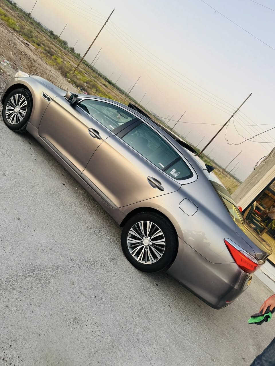 سيارة رقم بغداد بسمي خليجي 
فئة ثالثه موديل 2016

سيارة فول مواصفات 

بانوراما 

كشنات تحكم كهرباء امامي وخلفي 

هيتر وتبريد كشنات امامي خلفي 

٥ بردات بلادي 

محرك ٦ سلندر ٣٨٠٠ كير ٨ نمر 

دبل جام عازل حرارة وصوت 

مري قلاب 

٣ انضمة قيادة 

ماشية 145 K

تخم تاير جديد 

تبريد تدفئة مابيهن نقص 

بيها جاملغ امامي صبغ فقط 

سعرها 165 بيها مجال بسيط 

مكانها بغداد اليوسفيه 

*********** 
اتصال او واتساب
