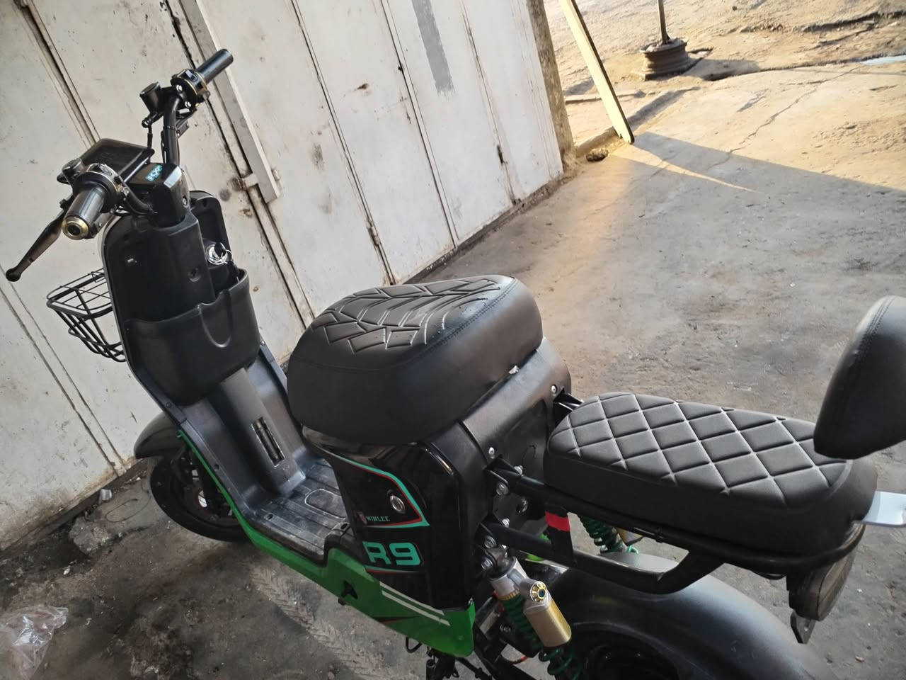 سلام عليكم للبيع دراجه نوع R9 2025 خمس بطاريات دبل ٣٢ امبير جدد داجه حلوه و نضيفه دراجه  بعده بترابه بدون غسل دراجه كامله مكمله تخبل سرعه ٦٠ كيلو تمشيك ٦٠ كيلو   السعر قيم واخذ العنوان حي الخضراء الرقم *********** واتساب أو رصيد فقط الخاص مال فيس مسدود
